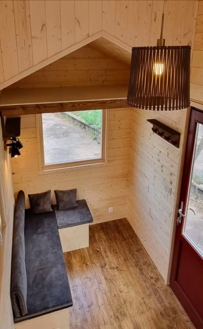 Un logement en bois insolite chaleureux au camping à gérardmer, hebergement lumineux en bois, experience insolite au camping.